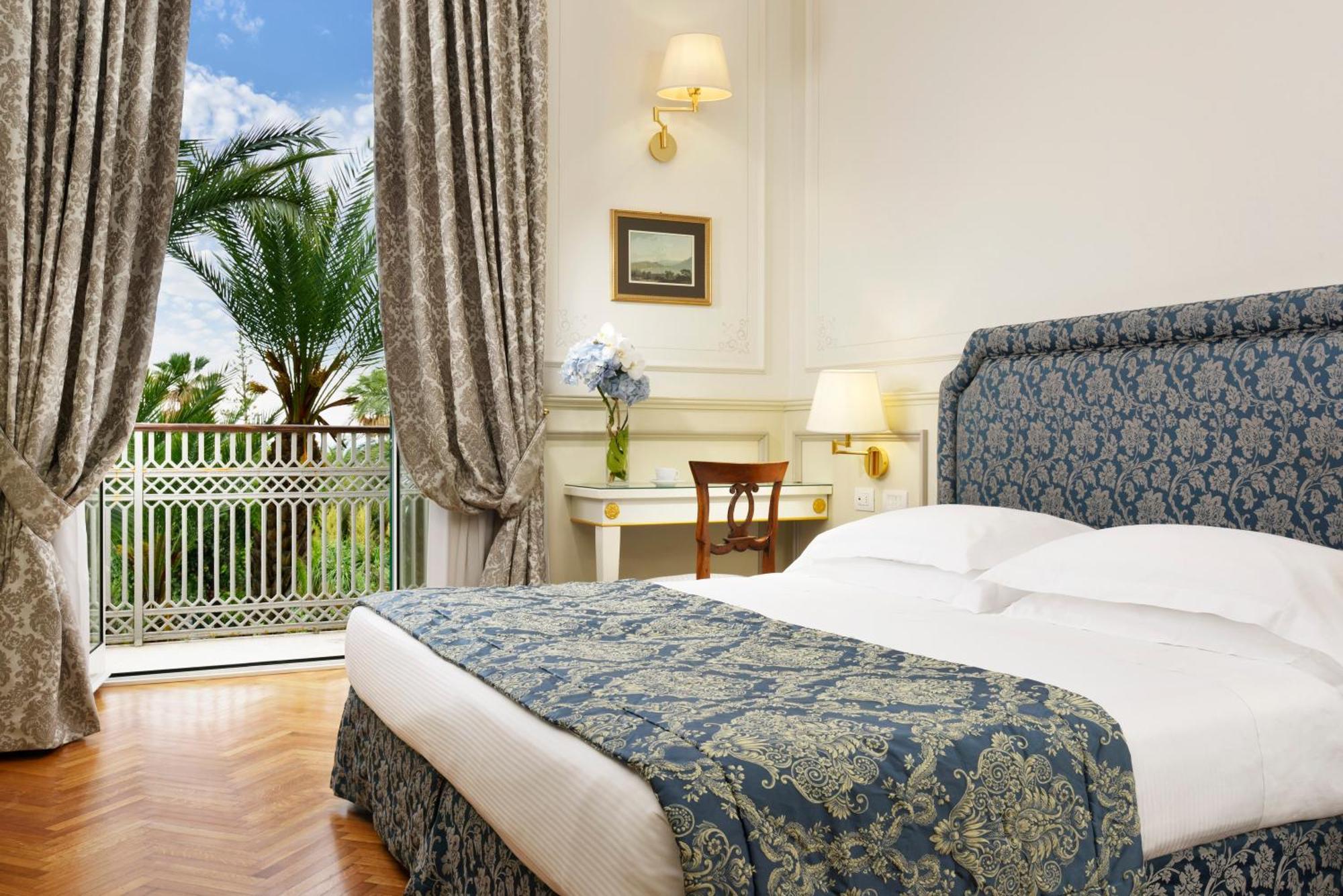 Royal Hotel Sanremo Ngoại thất bức ảnh A room at the hotel