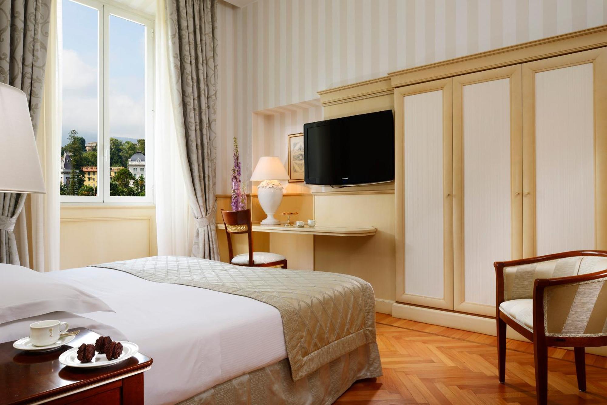 Royal Hotel Sanremo Ngoại thất bức ảnh A room at the hotel