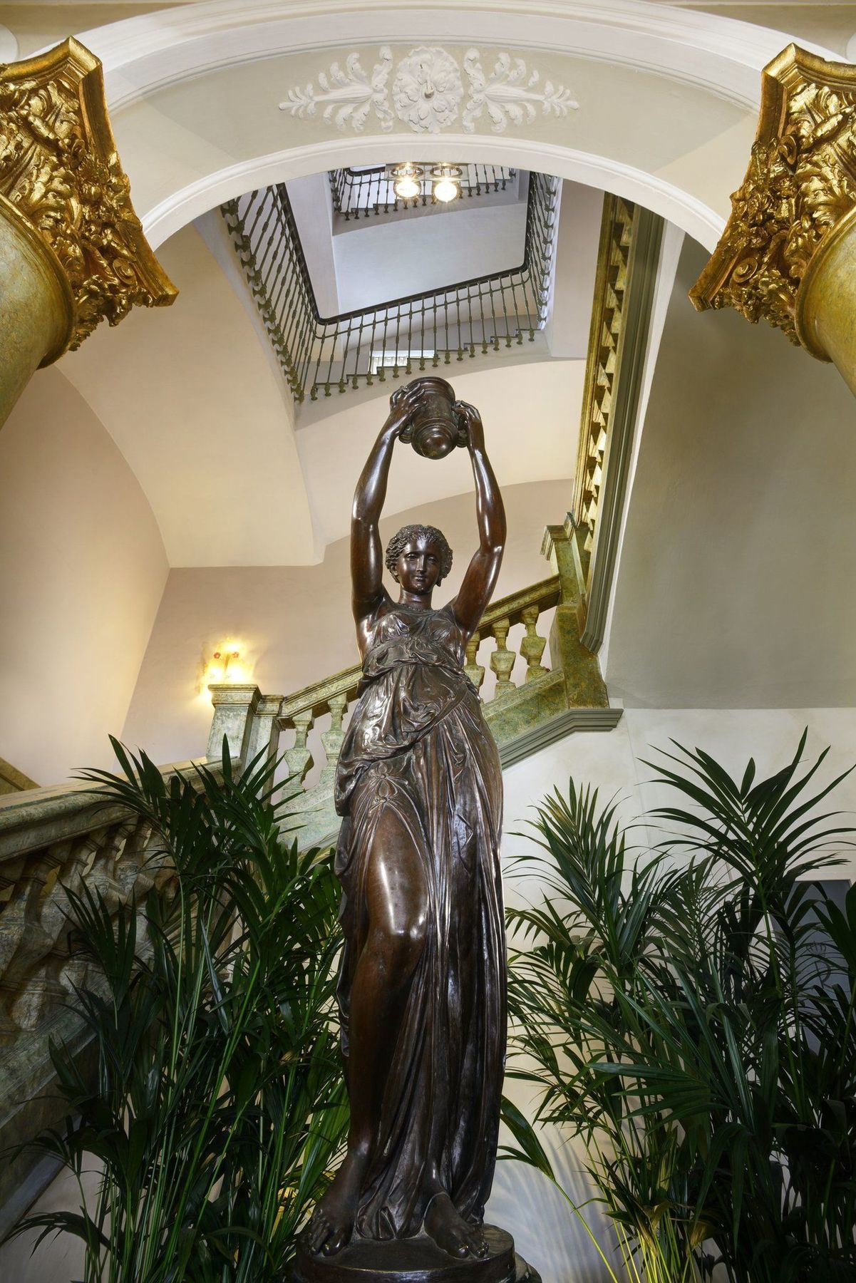 Royal Hotel Sanremo Nội địa bức ảnh Statue of a woman with a jug