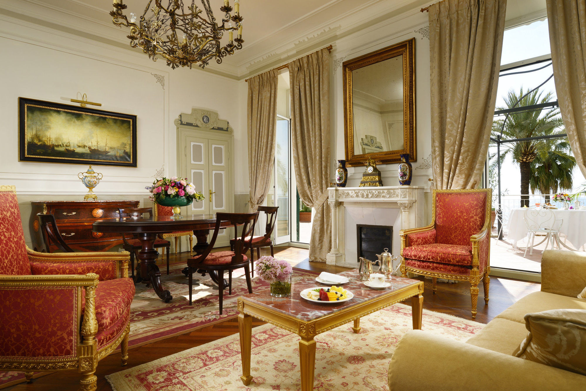 Royal Hotel Sanremo Ngoại thất bức ảnh A suite at the Hotel Excelsior
