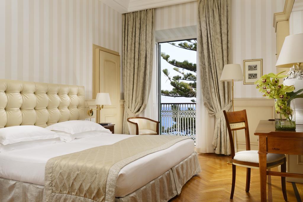 Royal Hotel Sanremo Ngoại thất bức ảnh A room at the Excelsior