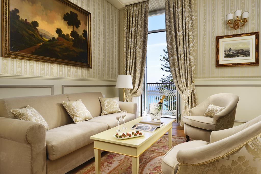 Royal Hotel Sanremo Ngoại thất bức ảnh A living room