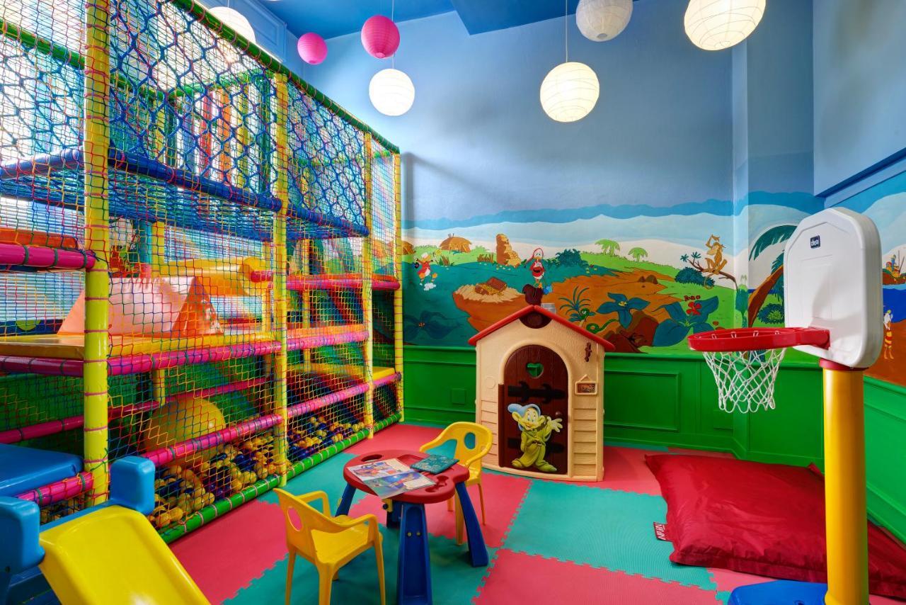 Royal Hotel Sanremo Ngoại thất bức ảnh An indoor playground